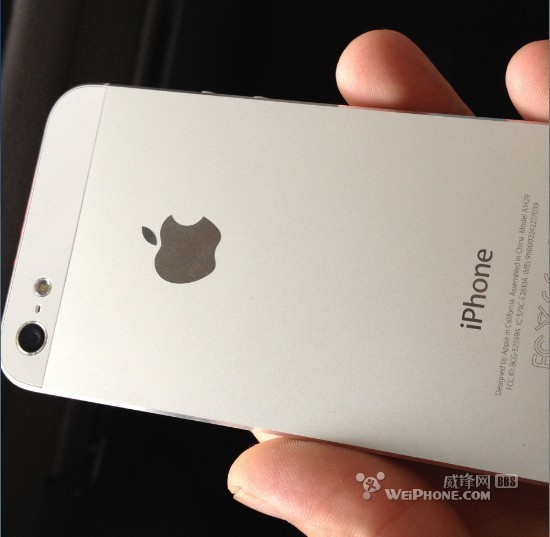 iphone5白色贴背膜方法介绍1