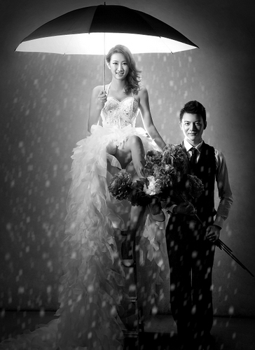 雨中黑白内景婚纱照3
