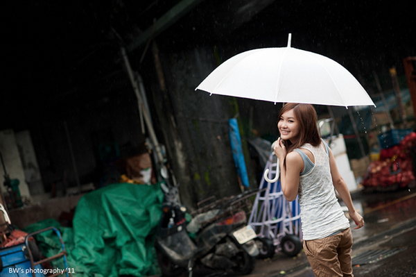 雨中人像拍摄:借用光线营造迷人气氛7