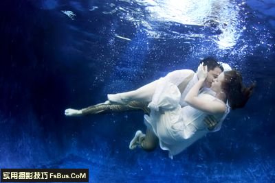 拍摄浪漫水中婚纱需要注意事项6