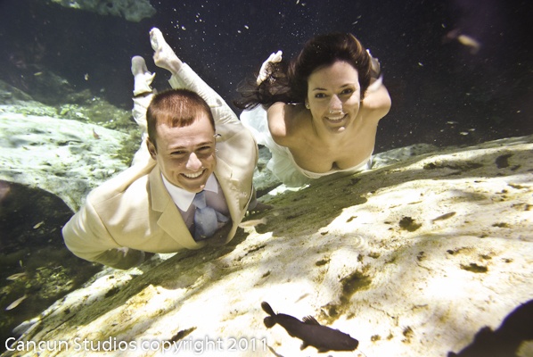 拍摄浪漫水中婚纱前需要告知新人的相关事项2