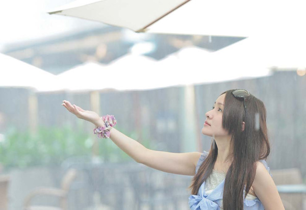 雨天屋檐下的街拍要怎么摆出好POSE6