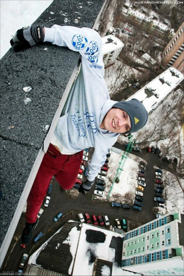作品赏析：俄罗斯男孩悬挂在高层建筑上拍照2
