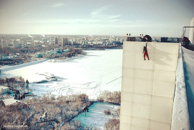 作品赏析：俄罗斯男孩悬挂在高层建筑上拍照3