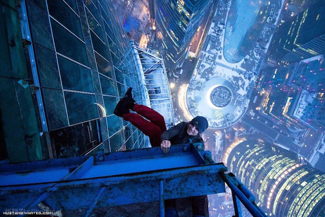 作品赏析：俄罗斯男孩悬挂在高层建筑上拍照11