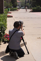 使用超远摄镜头拍摄全身街景人像6