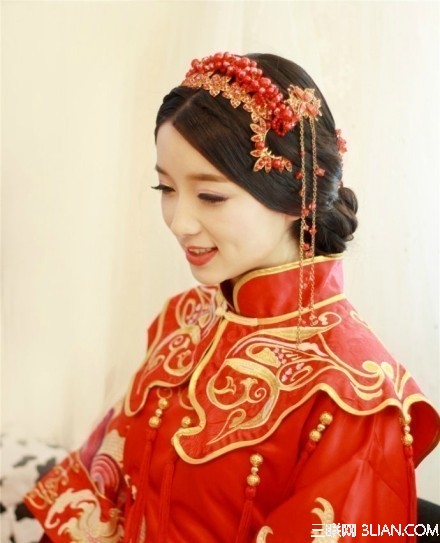 中式婚礼之新娘端庄典雅发型8