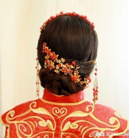中式婚礼之新娘端庄典雅发型4