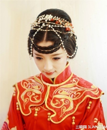 中式婚礼之新娘端庄典雅发型3