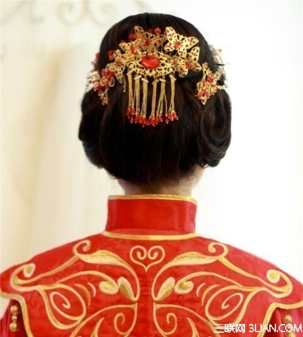 中式婚礼之新娘端庄典雅发型2