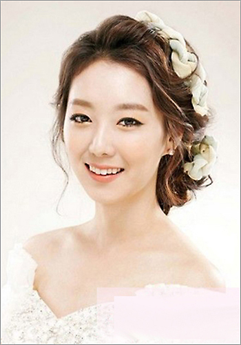 韩式浪漫新娘发型5