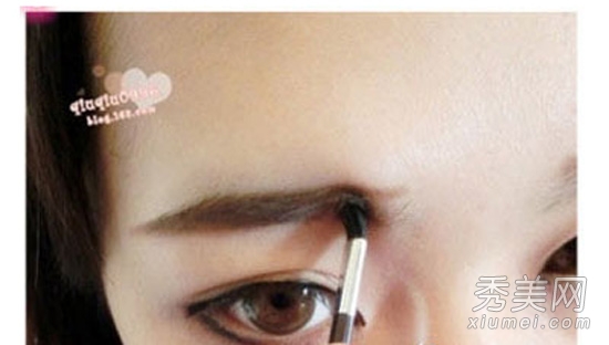 图解2013年最流行的韩式一字粗眉毛画法6