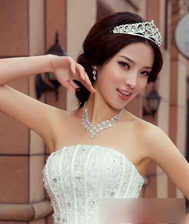 端庄典雅最新韩式新娘发型2