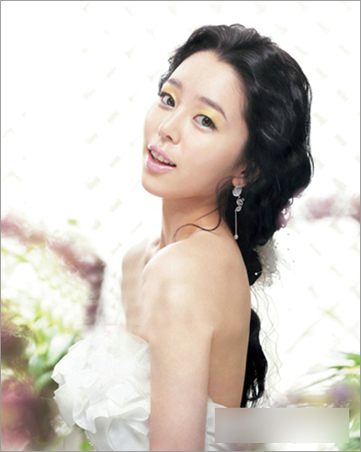彰显美丽韩式新娘发型4