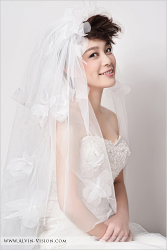 白色婚纱相匹配的新娘妆容1