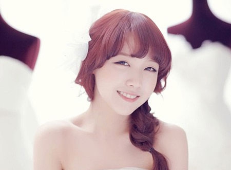 韩国女星示范娇美新娘发型3