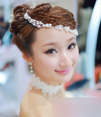 2013最新尽显韩式唯美风情新娘发型2