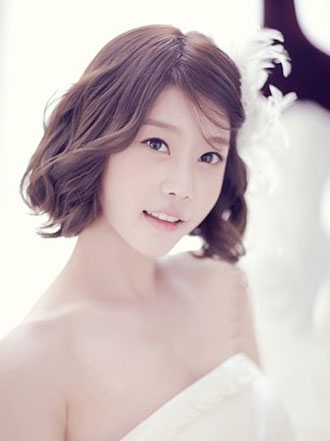 韩国女星示范娇美新娘发型1