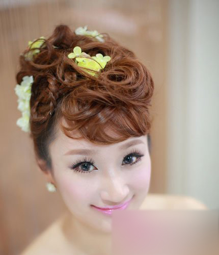2013最新尽显韩式唯美风情新娘发型1