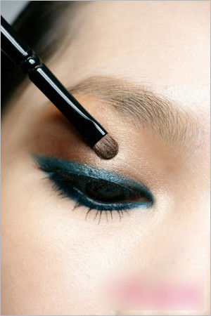 蓝色眼线画法 打造摩洛哥女郎眼妆3