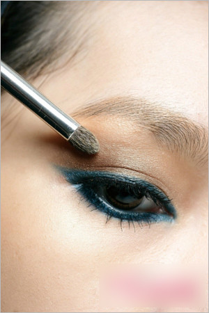 蓝色眼线画法 打造摩洛哥女郎眼妆2