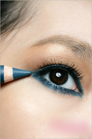 蓝色眼线画法 打造摩洛哥女郎眼妆6