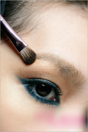 蓝色眼线画法 打造摩洛哥女郎眼妆4