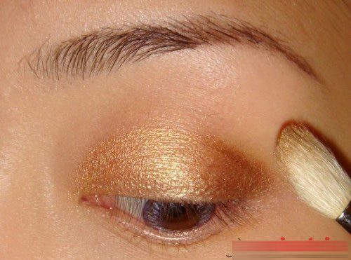 彩妆教程：教你7步打造金属质感眼妆4
