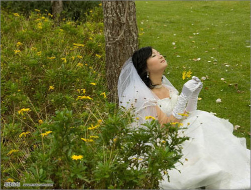 Photoshop婚纱照片处理教程:草地陶醉的新娘1