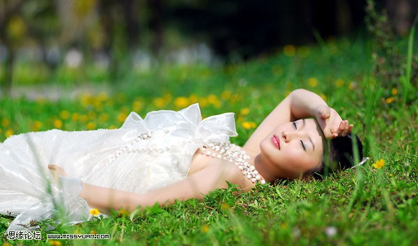 Photoshop调出躺在草地漂亮精灵女孩1