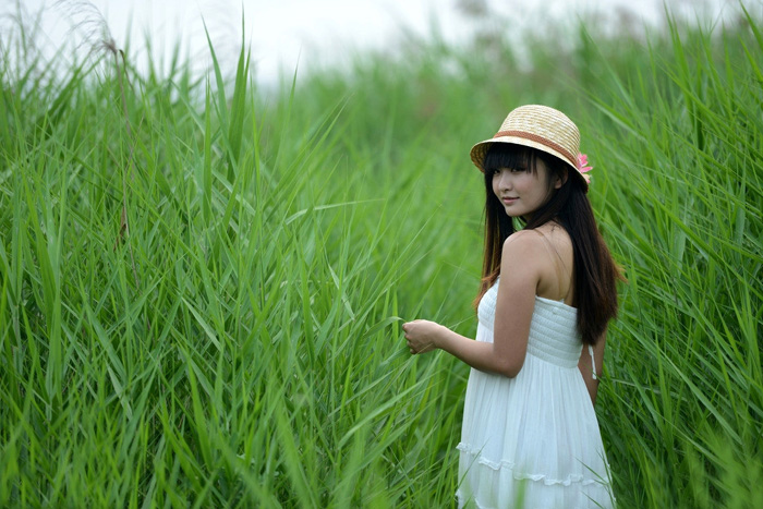 Photoshop给芦苇中的人物加上青黄色2