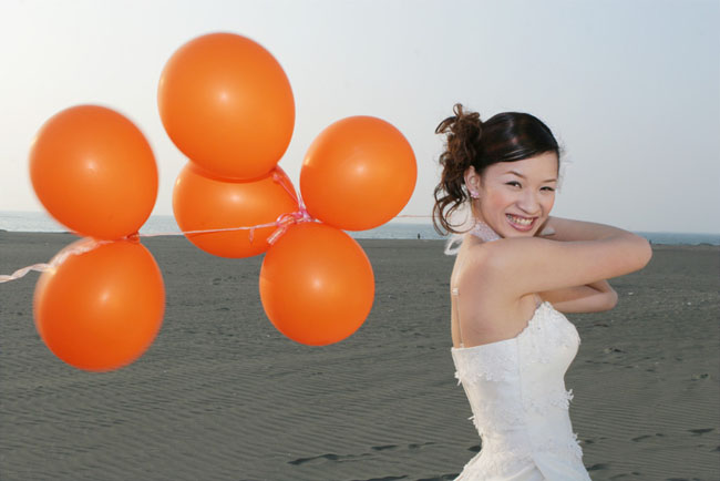 Photoshop调出海景婚片柔美的蓝橙色1