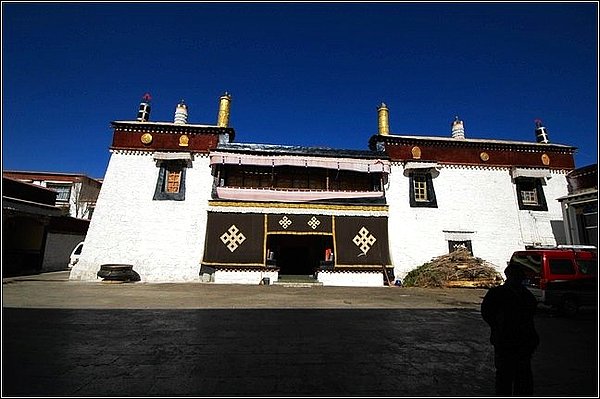 PhotoShop为风景照片天空调出西藏蓝色调2