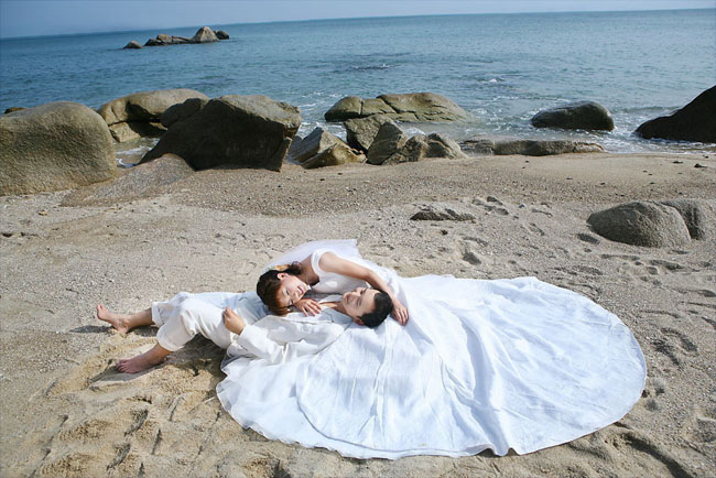 Photoshop打造经典暗蓝色沙滩婚片1