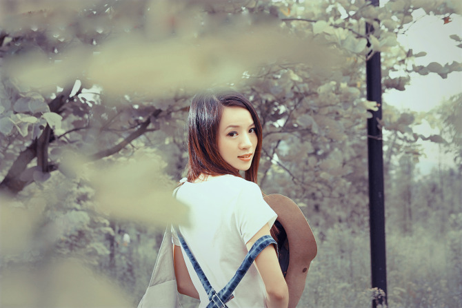 PhotoShop调出MM外景淡紫灰色效果调色教程2
