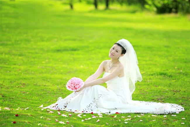 PS调出草地上的婚纱美女甜美的淡绿色2