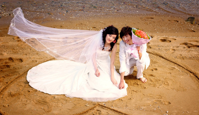 PS滤镜给沙滩婚纱照片换背景3