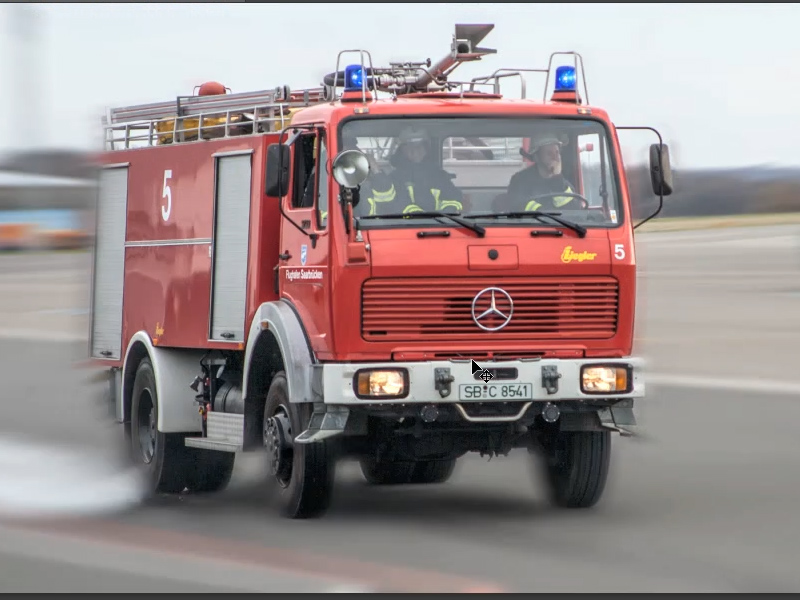 PS用滤镜制作动感行驶的消防车18