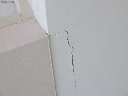 如何修补墙面裂缝1