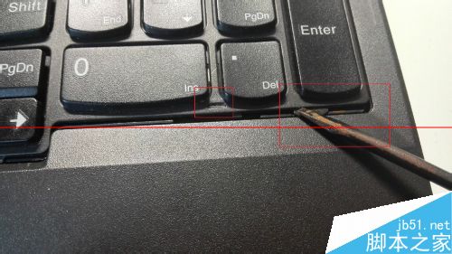 键盘怎么拆？联想ThinkPad E531键盘拆卸的方法2