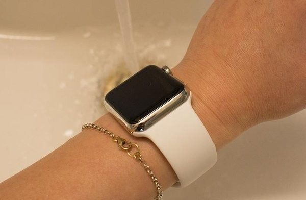 applewatch是否防水？汗水灰尘黏住直接用水冲妥妥的1