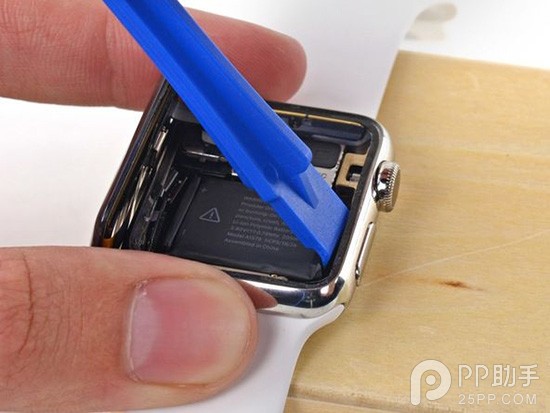 Apple Watch详细维修教程之取出内部电池12