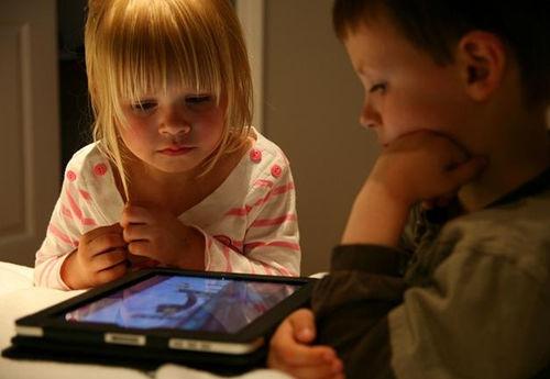 被屏幕绑架的你，要怎么给孩子一个“互联网童年”？1