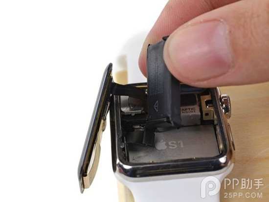 Apple Watch详细维修教程之取出内部电池13