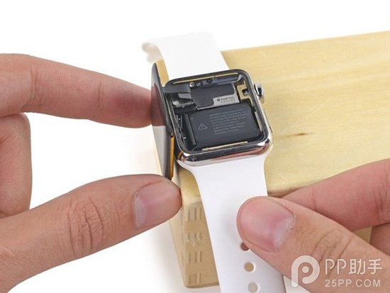 Apple Watch详细维修教程之取出内部电池11