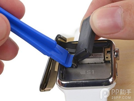 Apple Watch详细维修教程之取出内部电池15
