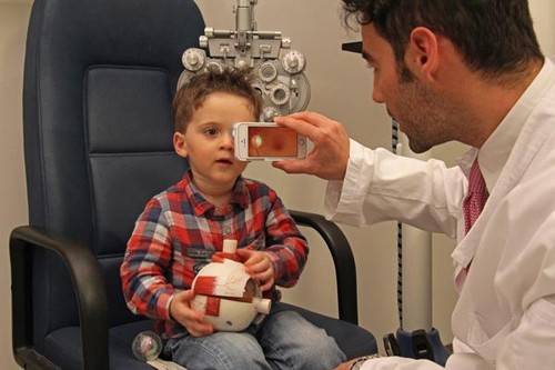 iPhone眼球扫描配件问世 可接受远程医疗1