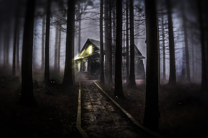 PS合成幽暗森林中发光的鬼屋1