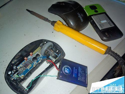 无线鼠标怎么拆卸安装充电电池?10