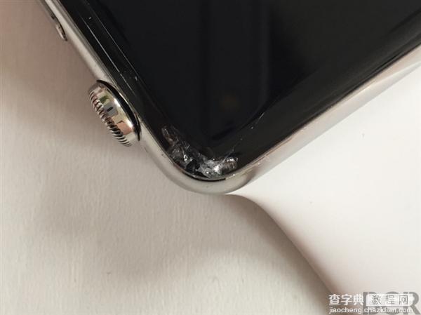 蓝宝石屏幕苹果手表摔地上后 玻璃摔碎裂且边框有划痕8